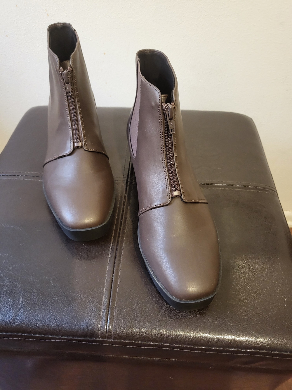 NWOT NEVER WORN Aerosoles Ladies Front-Zip Ankle Boots.